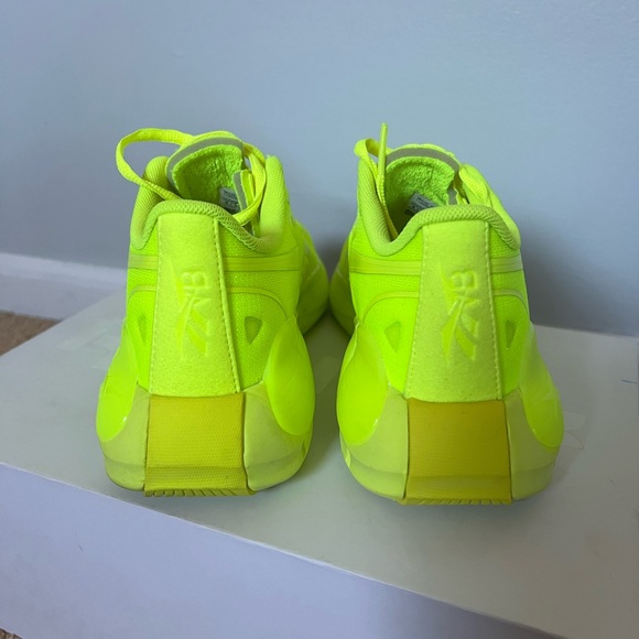 REEBOK X VICTORIA BECKHAM Zig Kinetica Sneaker in Solar Yellow - Picture 4 of 7